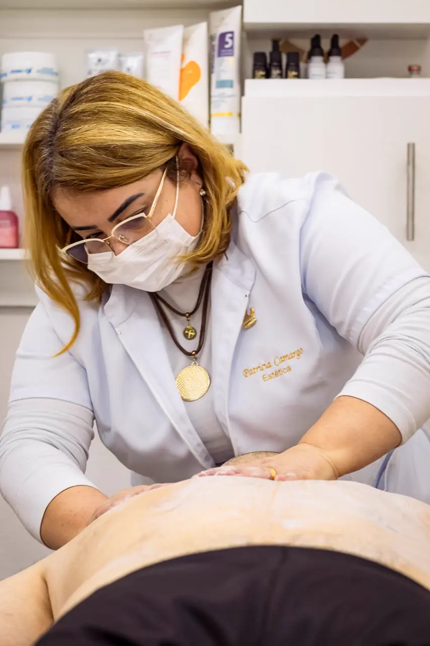 Patricia realizando um cuidado corporal em seu espaço